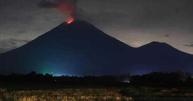 İndoneziyada vulkan püskürməsi