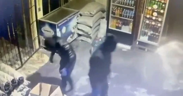 Ucarda maskalı şəxslər mağazadan oğurluq etdilər FOTO/VİDEO