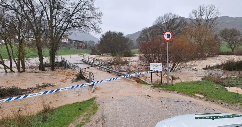 В Испании из за шторма закрывают школы