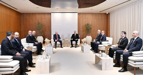 İlham Əliyevlə Paşinyan geniş tərkibdə görüşüblər BƏƏ də + FOTOLAR