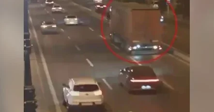 Авария у метро Кёроглу : водитель грузовика двигался задним ходом без мер безопасности