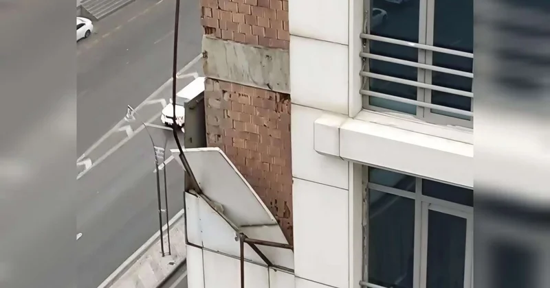 Külək məşhur biznes mərkəzinin fasadını qopardı VİDEO