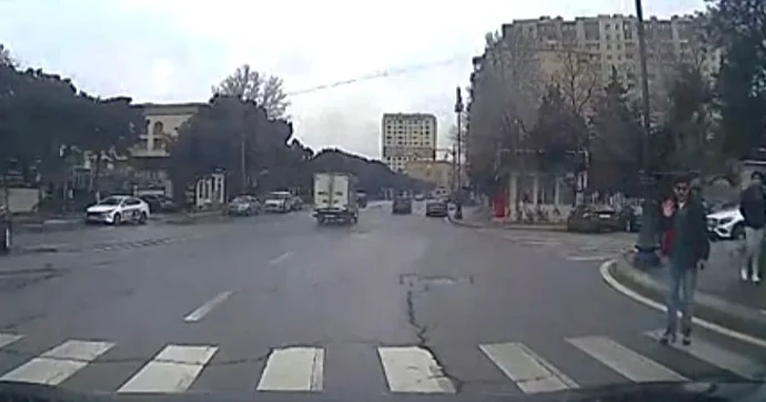 Keçiddə dayanan piyada sürücünü boş yerə saxlatdırdı VİDEO