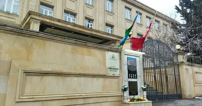 163 nömrəli məktəbdə 10 cu sinif şagirdi pəncərədən yıxılıb