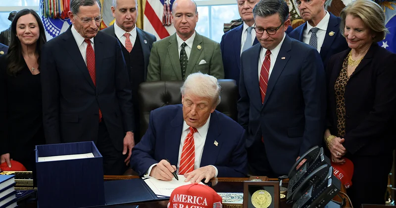 Tramp şatdaun nu dayandırmaq üçün qanun layihələri paketini imzaladı