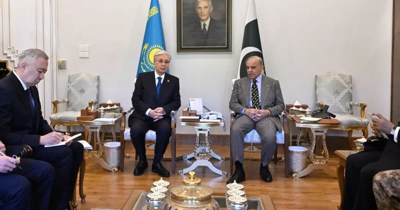 Токаев и Шариф обсудили космос и цифровизацию