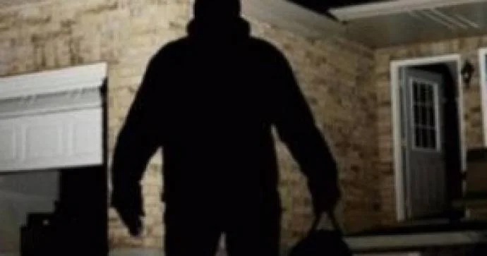 Evdən oğurluq edən qadın və kişinin anbaan görüntüləri