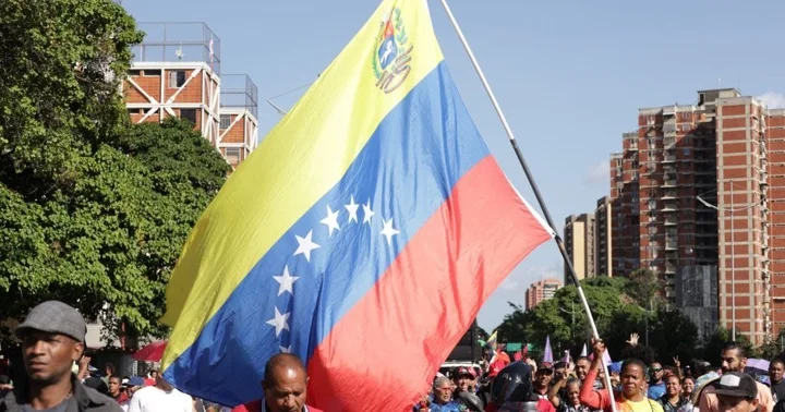 В Каракасе прошел многотысячный митинг с призывом освободить Мадуро и его жену