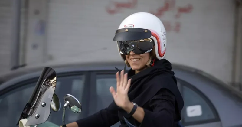 В Иране женщинам разрешили водить мотоциклы