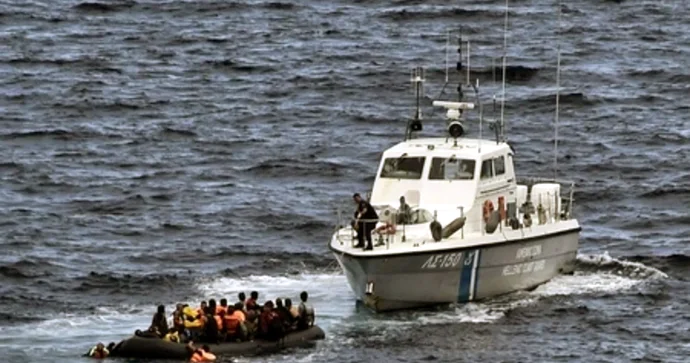 Katerlə patrul gəmisi toqquşub Ölənlər var