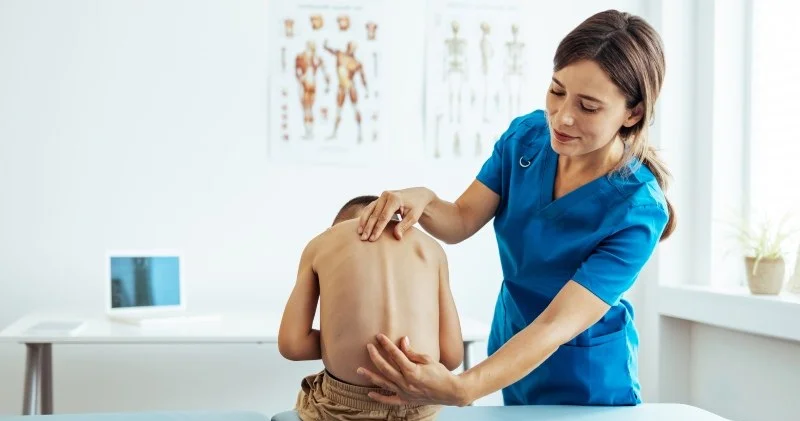 Hər əyri bel skoliozdur? Həkimdən xəbərdarlıq