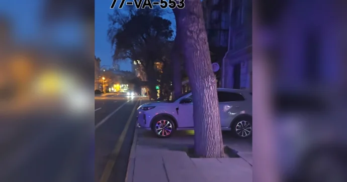 Sürücü maşını səkidə park edib piyadaların yolunu kəsdi VİDEO