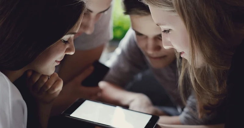 Yeniyetmələrə sosial şəbəkə qadağası: zərurət nədən yaranır?