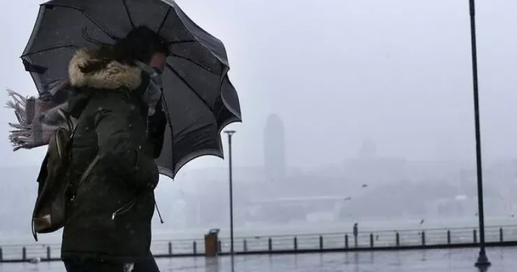 Bakıda külək 47 yaşlı qadını yıxdı Xəstəxanaya yerləşdirildi