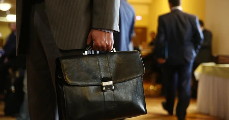 Bakı küçəsində maşın hasara çırpıldı: Sərxoş halda qəza törədən vəzifəli şəxs işdən çıxarıldı