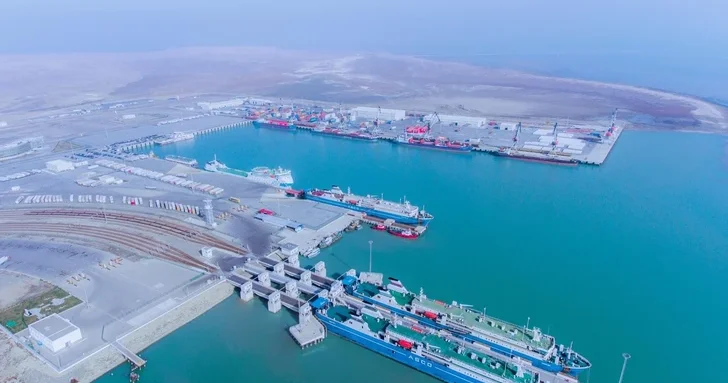 Азербайджан полностью закрыл морские порты суда переведены в режим ожидания