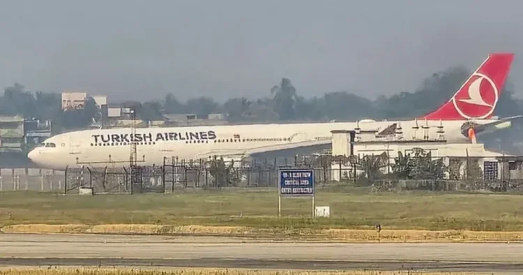 236 sərnişini olan THY təyyarəsi faciədən döndü Havadan tək mühərriklə endi