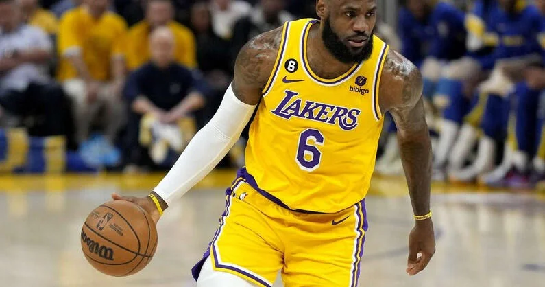 Леброн Джеймс не покинет "Лейкерс" до конца сезона СМИ