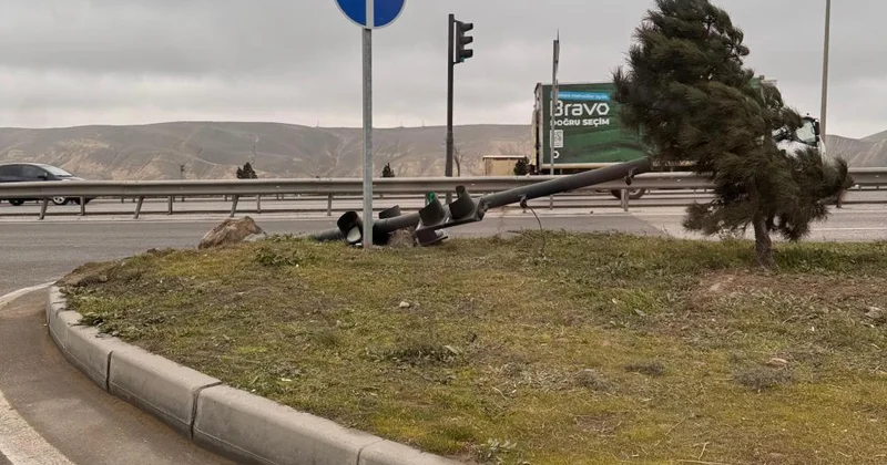 Bakıda qəza: svetofor yararsız hala düşdü FOTO