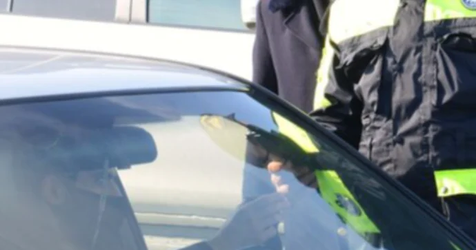 Yol polisinə rüşvət verən şəxs hakim qarşısına çıxarıldı 50 min cərimələndi