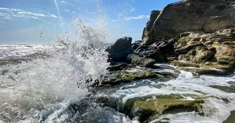 Ветер в Баку: высота волн на Каспии почти четыре метра