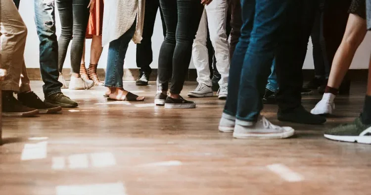 Şagird dərsə bıçaq gətirdi Müəllimin cəldliyi uşaqları qorudu