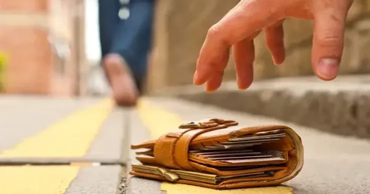 Yerdən tapdığı pulu qaytarmayıb xərcləyən şəxslər cəzalandırılır? Hüquqşünas AÇIQLADI