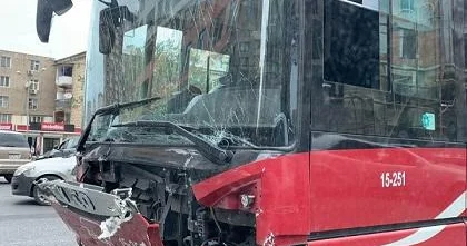 Bakı Bus un iki avtobusu ard arda qəzaya düşdü