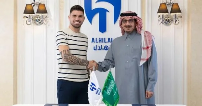 Əl Hilal la onunla müqaviləni yenilədi