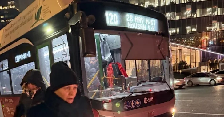 В Баку автобус и легковой автомобиль столкнулись на автобусной полосе