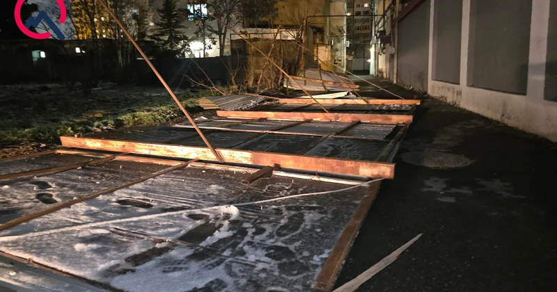 Güclü külək Yasamalda fəsadlar törətdi Gediş gəliş çətinləşdi+Fotolar