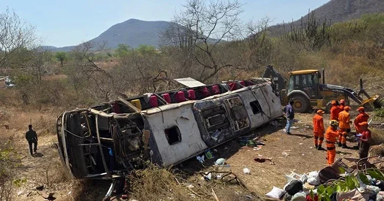 DünyaAvtobus aşdı: 16 ölü, 44 yaralı