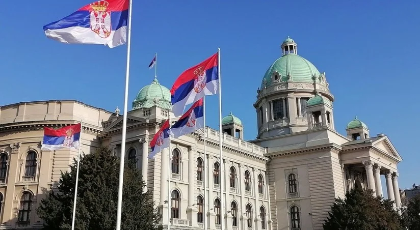 Müxalifət Serbiya parlamentində protexnik vasitələr yandırıb