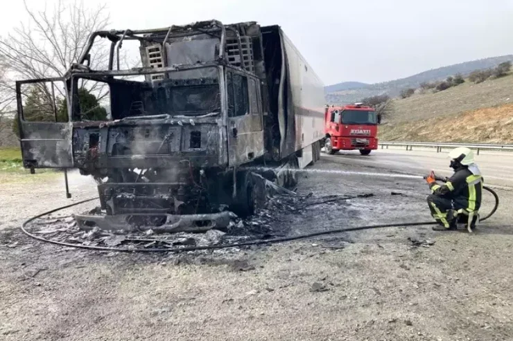 Azərbaycanlı sürücünün TIR ı yanıb kül oldu