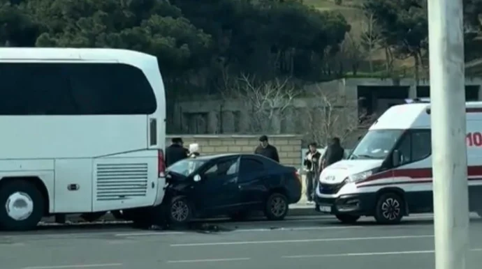 Bakıda “Chevrolet” avtobusa çırpıldı, sürücüsü xəstəxanalıq oldu VİDEO