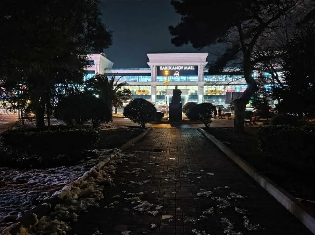 Bakıxanov parkı zülmətə qərq olub, baxan yoxdur Foto