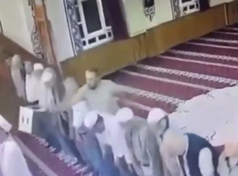 Türkiyədə məsciddə insident namaz qılan şəxsə hücum edilib