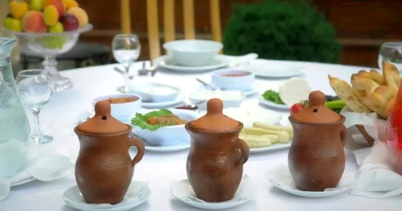 Əcnəbi turistlər Azərbaycanda yeyib içməyə nə qədər pul xərcləyiblər? Siyahı