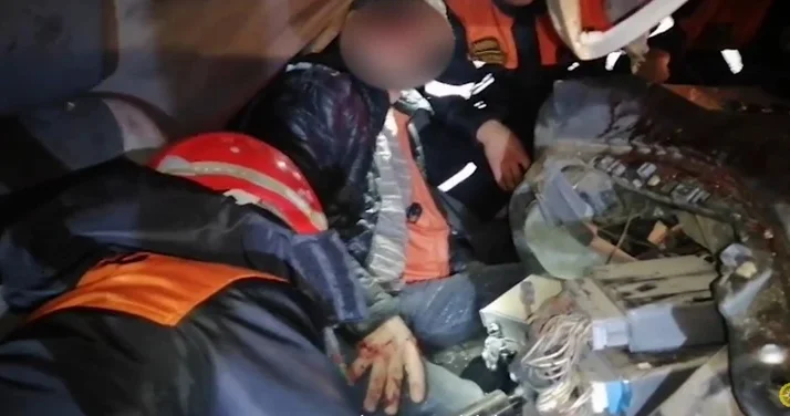 ДТП на трассе Баку Алят Газах: двое пострадавших оказались зажаты в грузовике