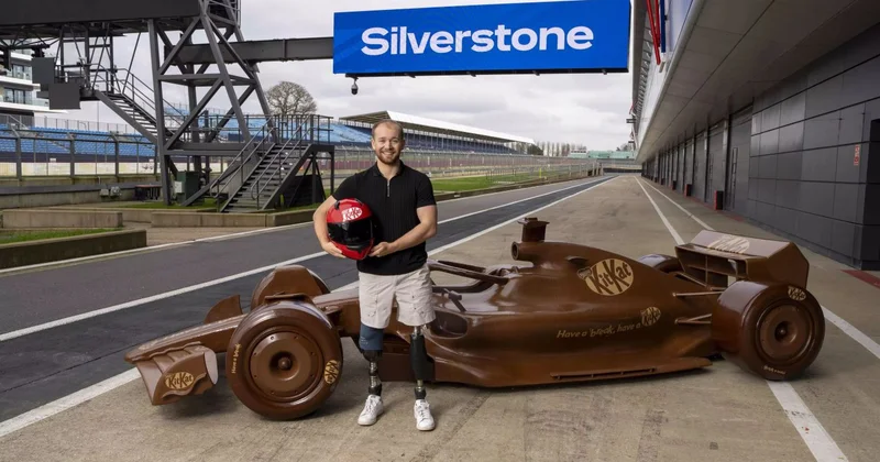2026 cı il mövsümünün başlanğıcı üçün şokoladdan hazırlanmış real ölçülü F1 avtomobili düzəldilib FOTO