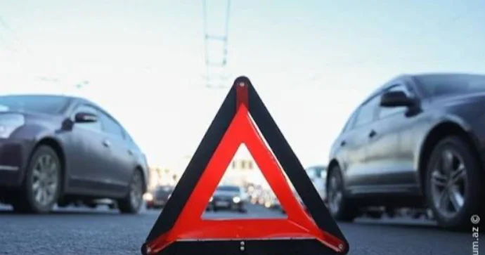 Bakıda bir birinə yol verməyən avtomobillər TOQQUŞDU FOTO