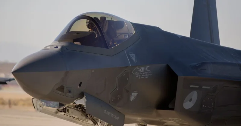 Истребитель F 35 ВВС Израиля уничтожил иранский учебно боевой самолет