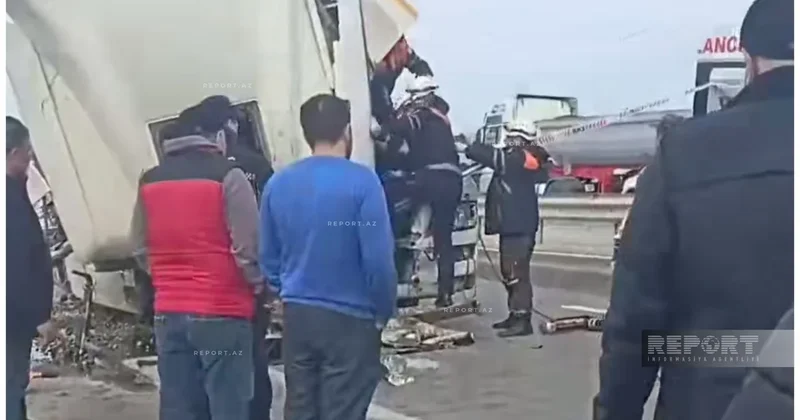 На дороге Баку Губа перевернулся грузовик, есть пострадавшие