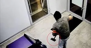 Иностранец пытался ледорубом вскрыть банкомат в Москве ВИДЕО