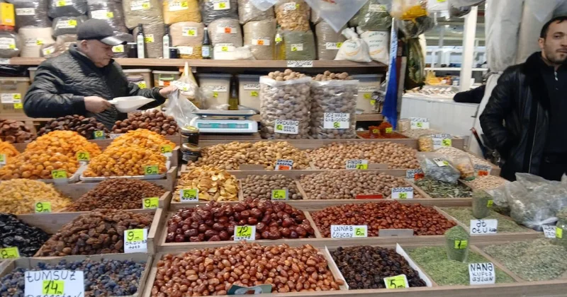 “8 ci km bazarında bayramqabağı QİYMƏTLƏR: Qoz ləpəsi 18, fındıq 24 manat FOTO