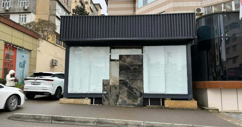 Gecə səkidə obyekt tikildi: Sakinlər narazıdır FOTOLAR