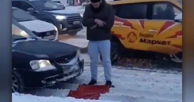 Moskvada yolun ortasında namaz qılan sürücü cərimələnib