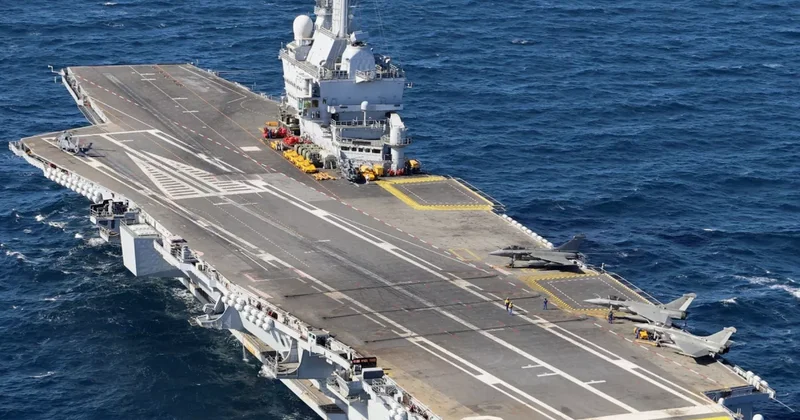 Франция отправляет в Средиземное море атомный авианосец