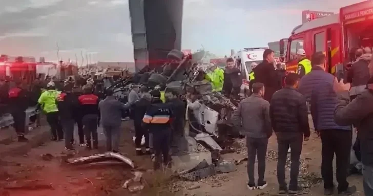 Смертельная авария в Турции: автобус на полном ходу врезался в пешеходный мост
