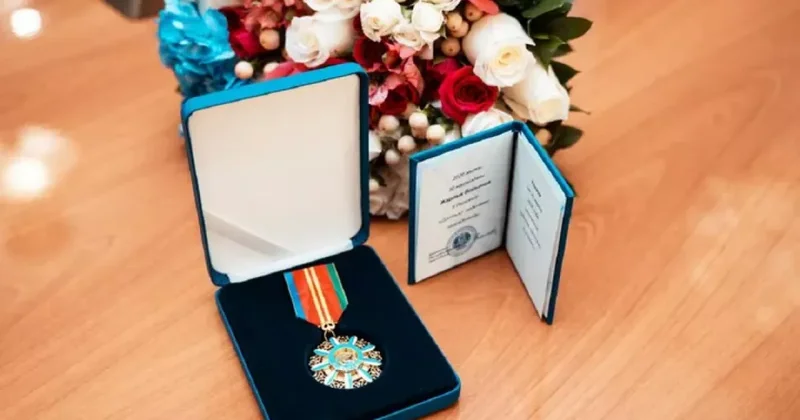 Блогер миллионник из Китая получила награду от имени президента Казахстана ФОТО